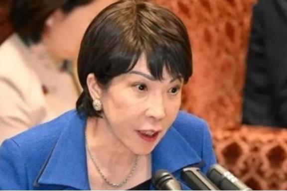 美国“坑死”日本了，在高市早苗最需要“呵护”时，美国大兵给了日本“两拳重击”。美