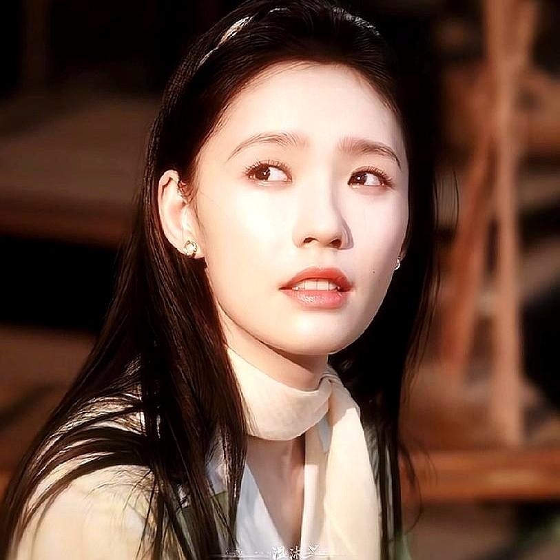 《冬去春来》里林允演的沈冉冉，看得人真不是滋味。一边是家里老妈天天打电话要钱