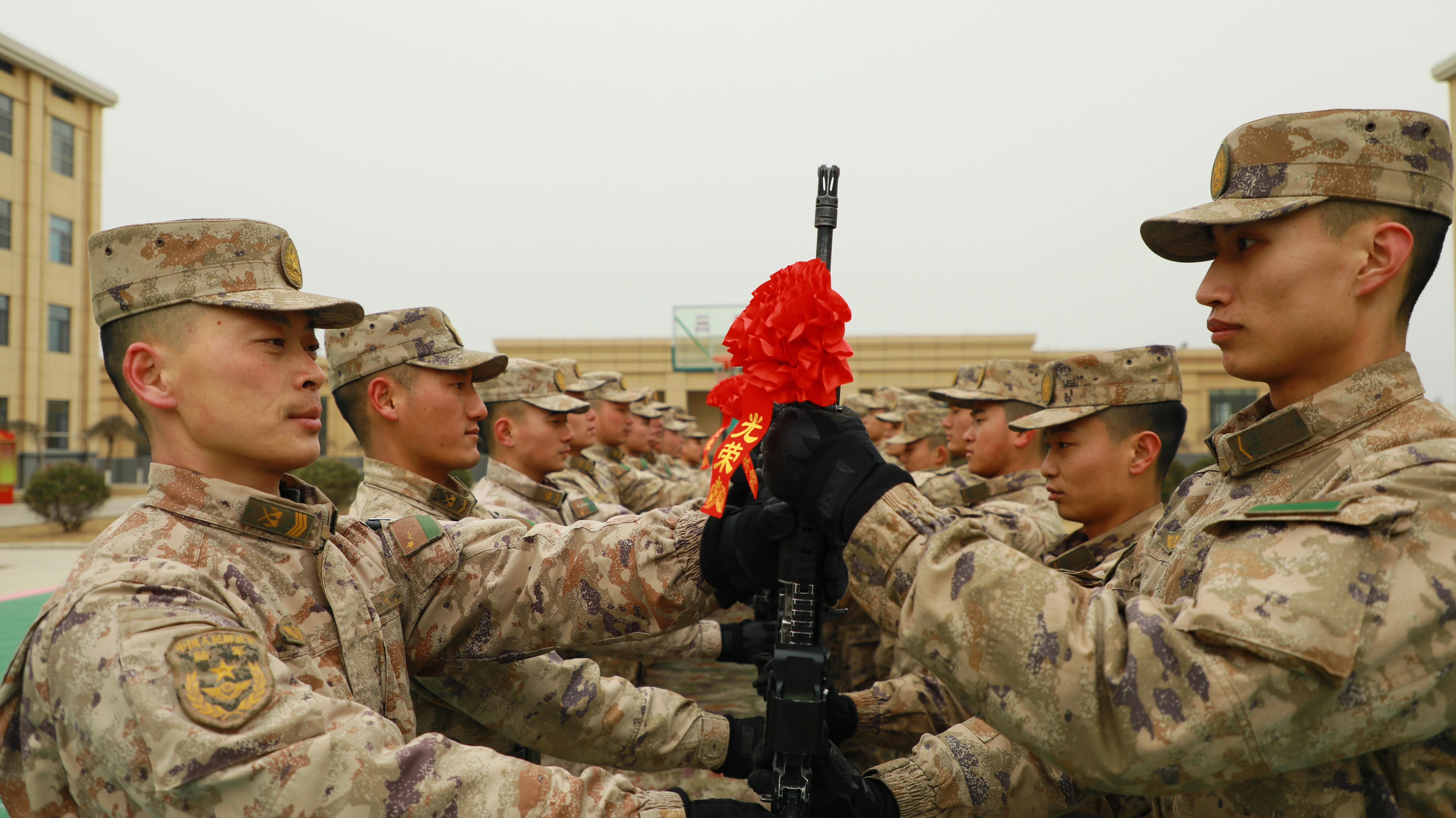 “模范红五连”新兵授枪仪式，合理怀疑191上边这个类似E厂造型的全息瞄准镜是玩具