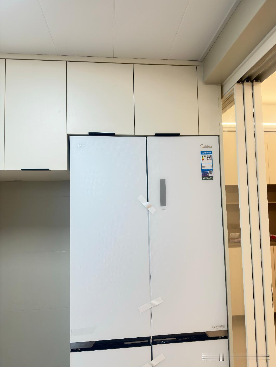 新家的丑东西我的零嵌冰箱新家的第一个丑东西，冰箱门缝和上面柜子的门缝没有对齐