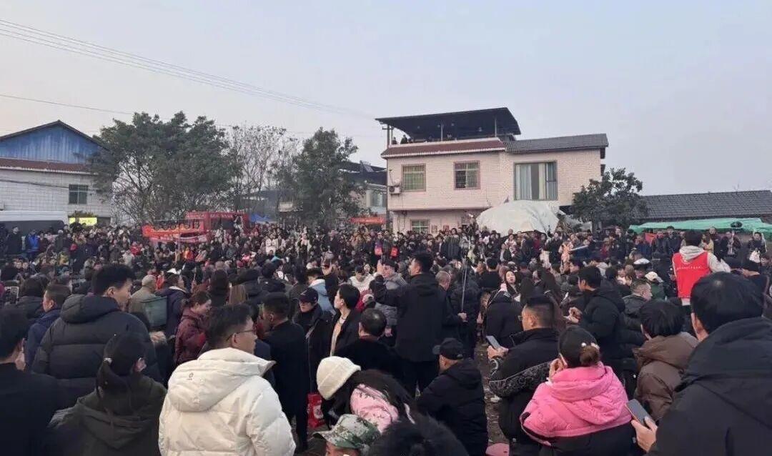 最近超火的“刨猪宴”出状况了！1月17号重庆两江新区的“刨猪汤”活动，现场挤得不