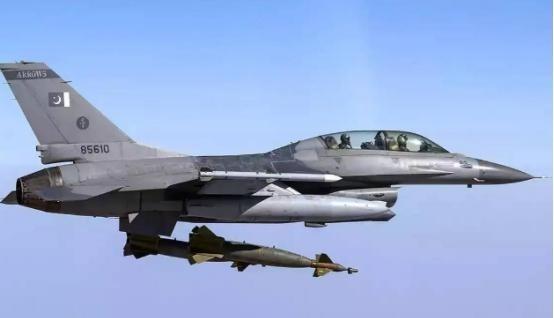 巴基斯坦飞行员曾经有个私下说法：中国战机是“穷人的F-16“，凑合能用，但真