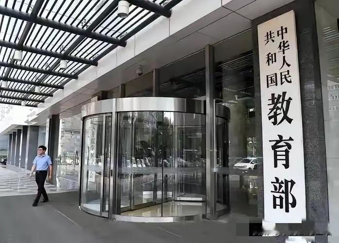 我强烈建议教育部：教育界任何人，包括中小学校长、书记、教育局一众人等，只要