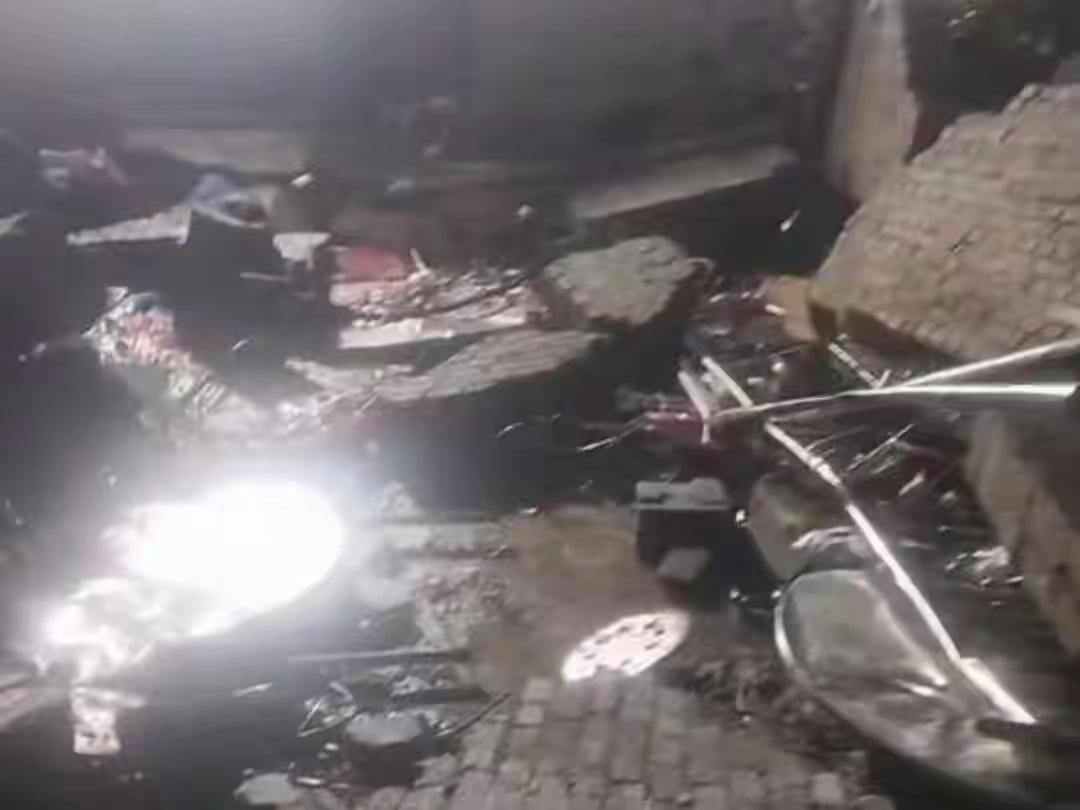 葬礼现场突变:25岁女孩与姑姑不幸遇难,雨篷积水成致命隐患!这是一场本应充满