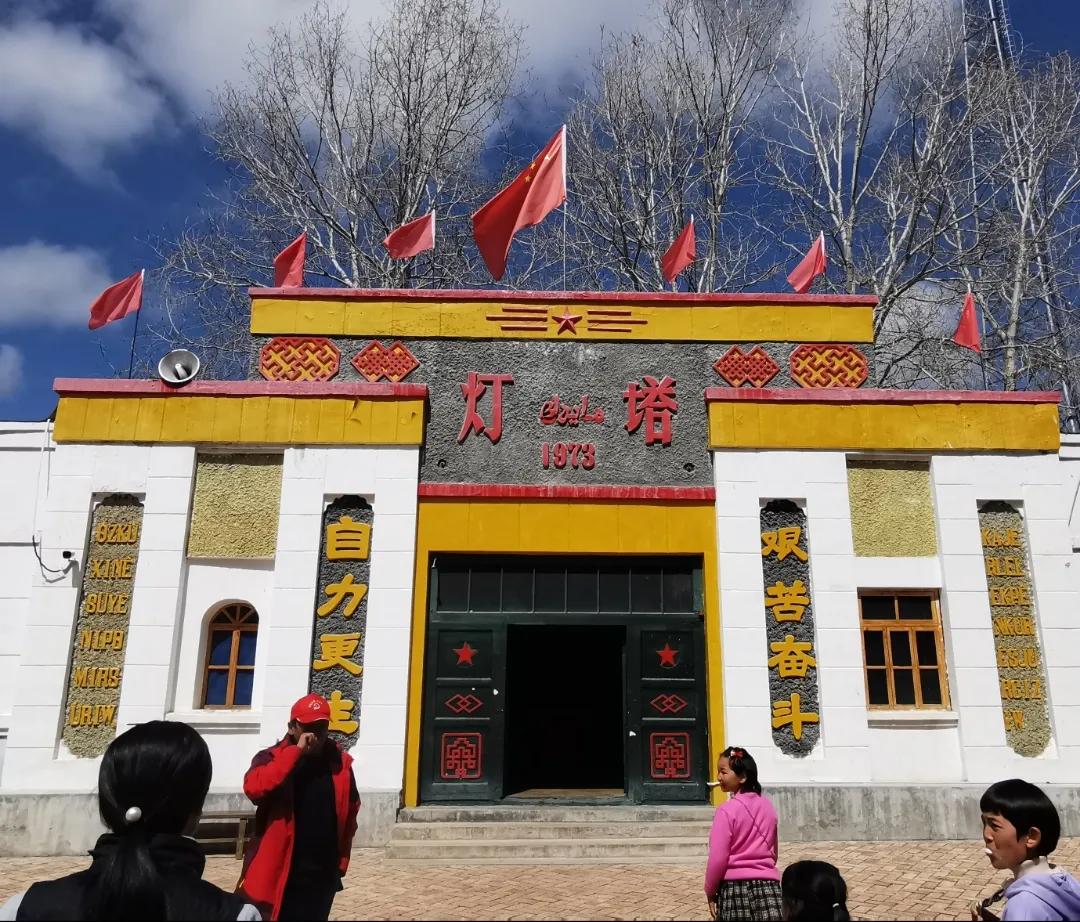 贺娇龙是一个永远值得我们怀念的人。如今她永远离开了我们，离开了她所热爱的一切