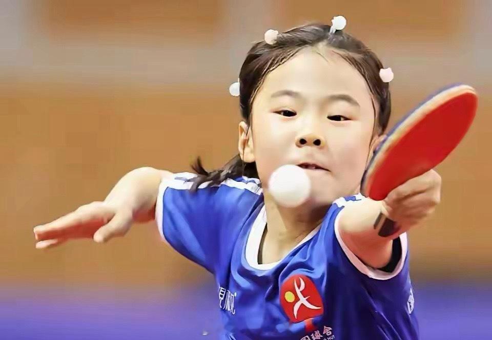 国少选拔赛9岁组女单1/4决赛中，王楠女儿笑笑0-3惨败于“小魔王”陈思杨，吞下