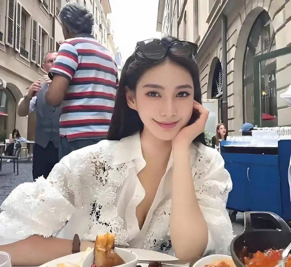 这是小时候的马筱梅，无论是神态动作还是长相气质，不能否认，她是几个孩子里最出色的