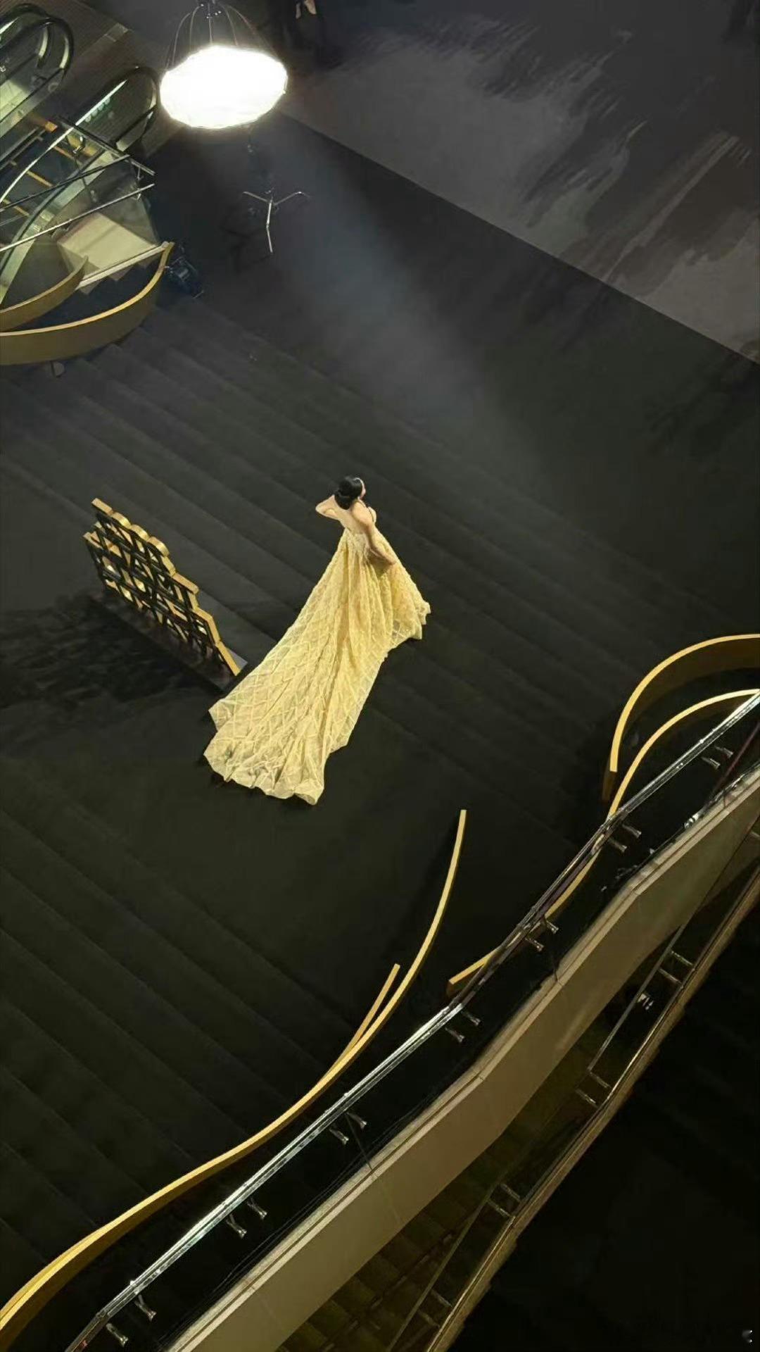 林允七夕三句话表白粉丝林允对我们也太友好了，每一张照片都美晕了[害羞]真的好爱