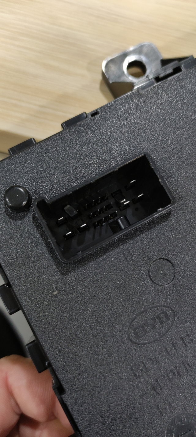 比亚迪宋plusdmi设计缺陷比亚迪宋pdmi，后备箱左后的储物盒下边就是这