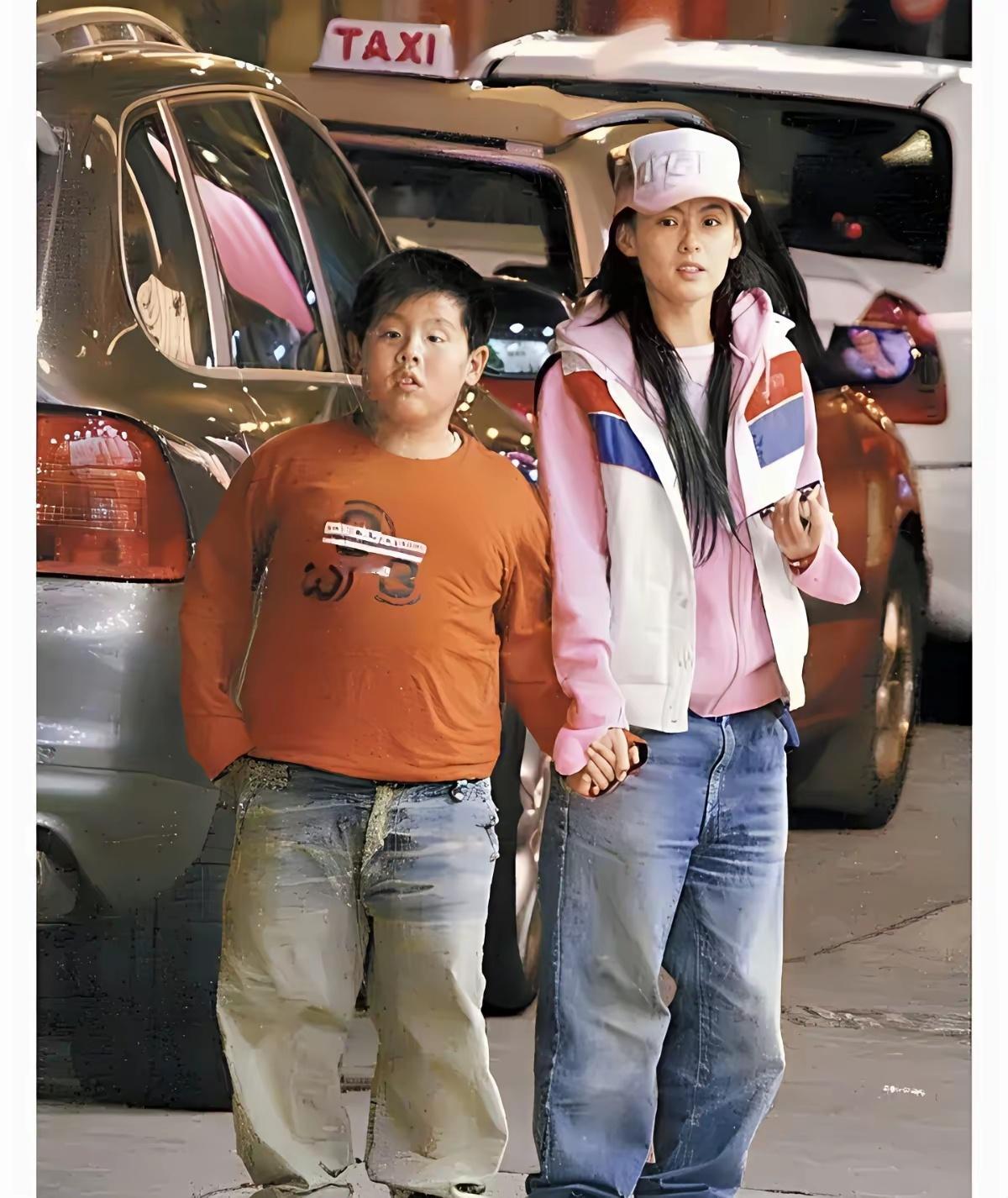 张柏芝和她同父异母的弟弟。长相是多么的重要，它能改变一个人的命运，难怪美容行业会