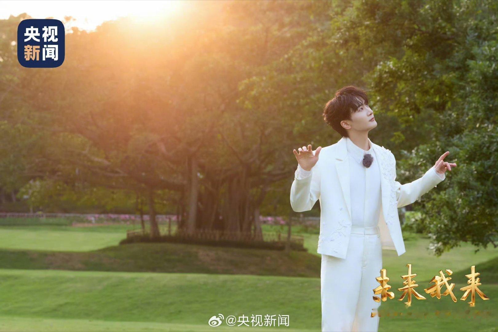 周深花海歌唱高清大图周深置身花海温柔至极清透歌声治愈人心，氛围感拉满。干净又有力