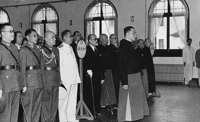 历史知识1940年，汪伪政府在南京成立，设置军事委员会，汪精卫兼任委员长。此时