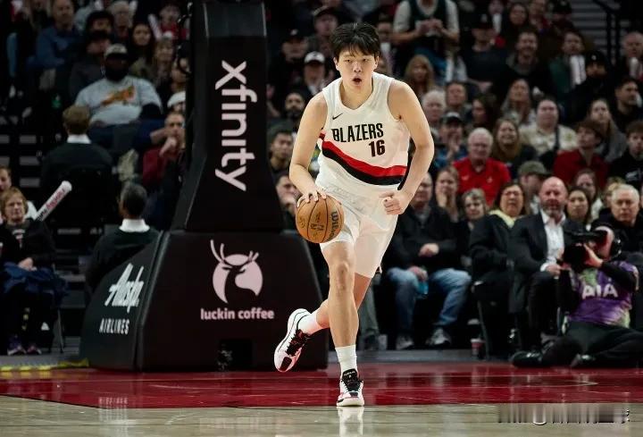 你敢信这球不算抢断？今天开拓者队主场103-102险胜火箭，杨瀚森本赛季首次获得