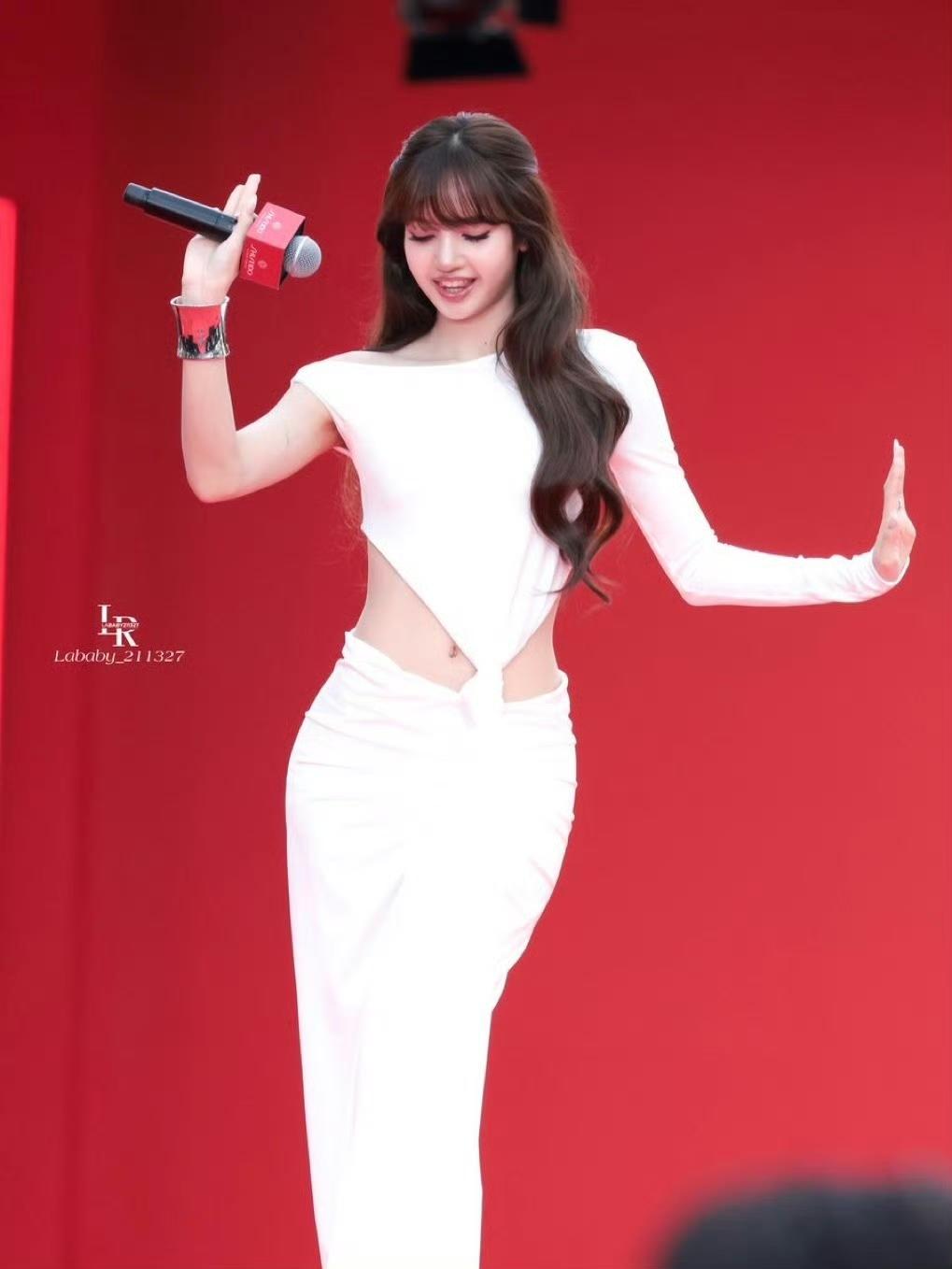 Lisa你这么好看，身材这么好，真的好担心没有男孩敢娶啊！Lisa的身材真不