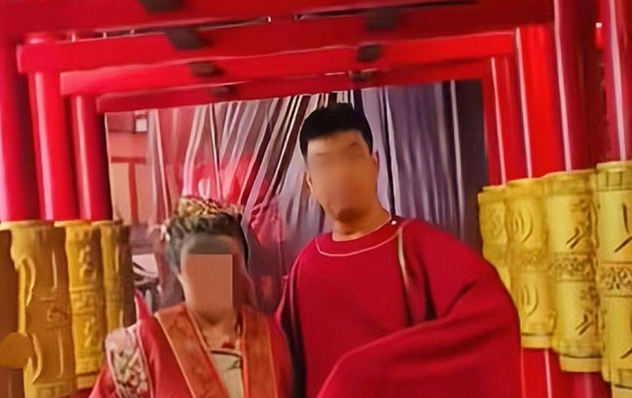 北京独生女小玲准备与男友领证。没想到男友要求在房产上加他名字。小玲不从，男友便疯