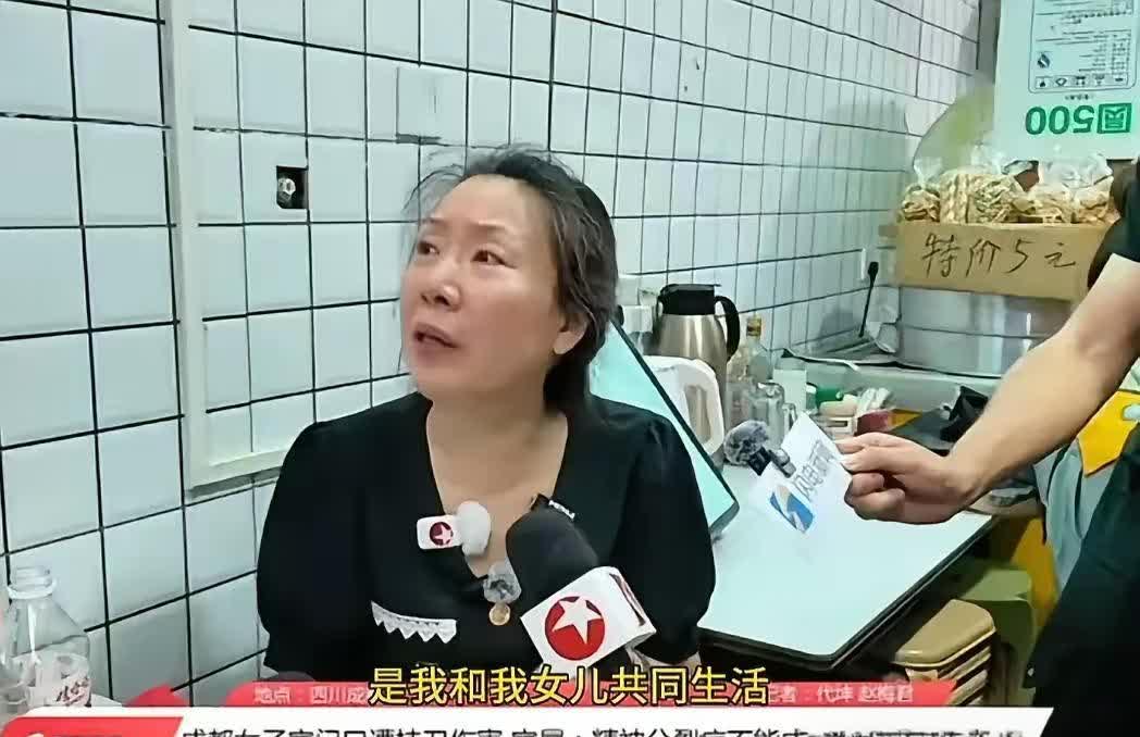 成都门口被杀女子母亲，女儿死了，银行也没放过她，原因令人泪目，小雅被精神病杀害后