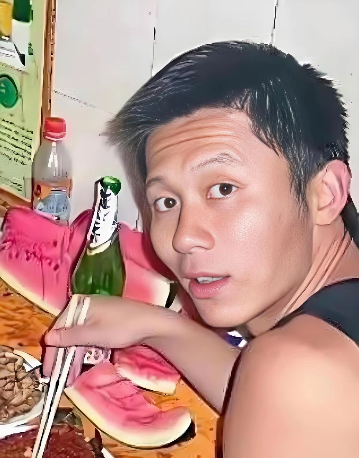 三个明星年轻的时候下馆子，能看出是哪个明星吗？