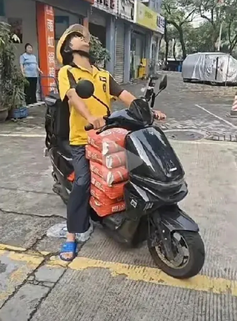 外卖员仰天哭喊，为什么要这样对我？顾客美团下单6袋涂料，货送到后却取消订单。