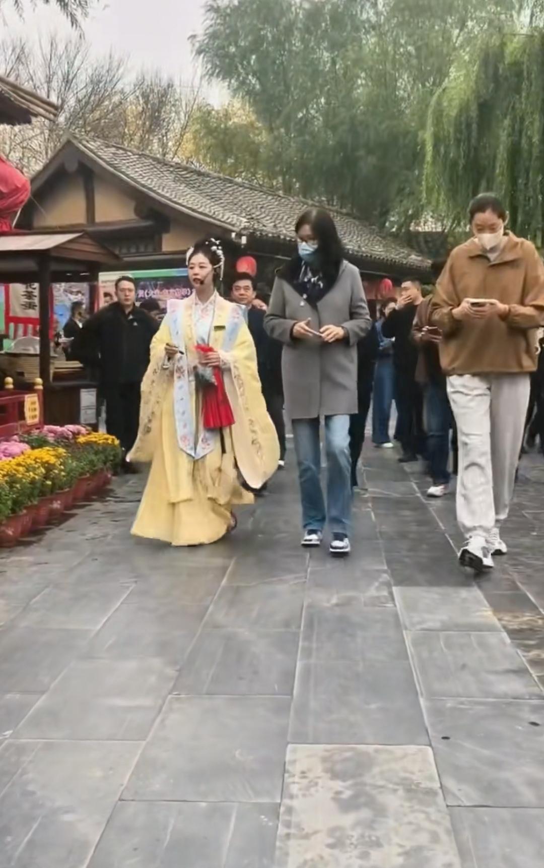 10月31日，女排运动员朱婷陪同郎平参观参观河南清明上河园，两个女大高个站在人群