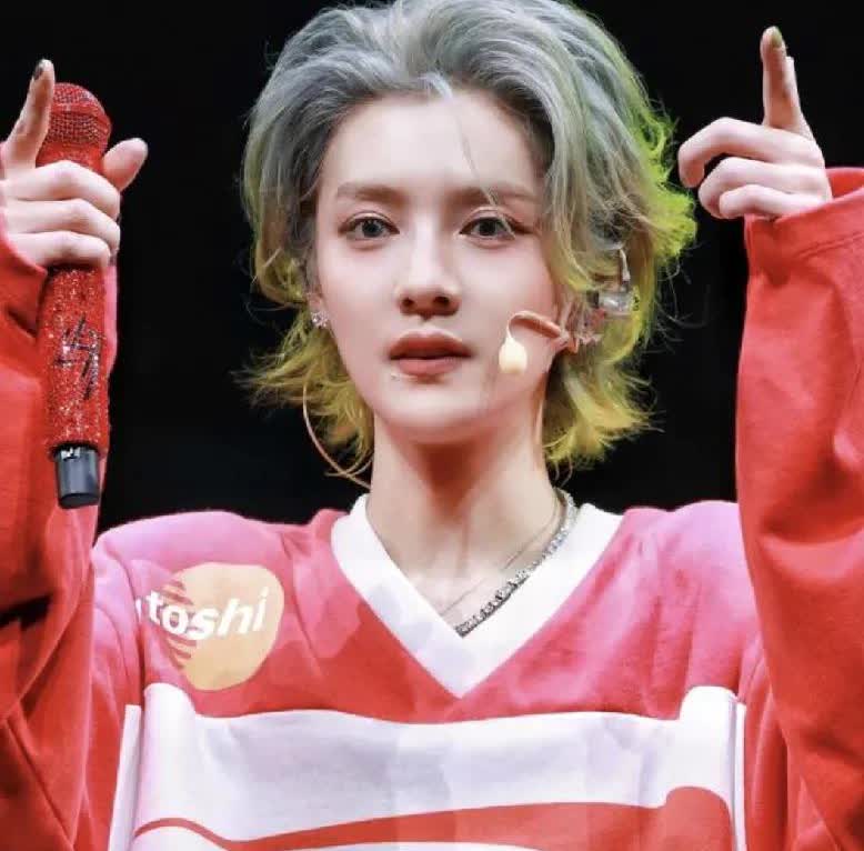 鹿晗浓妆艳抹为什么没人喷他娘炮？确实鹿晗真男人，懂点足球加上看过他踢球的