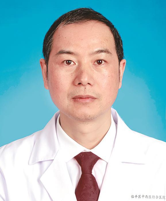 七旬阿姨穿鞋被“闪电”袭腰, 瘫痪了 | 医生有话说: 出现这些信号要及时就医