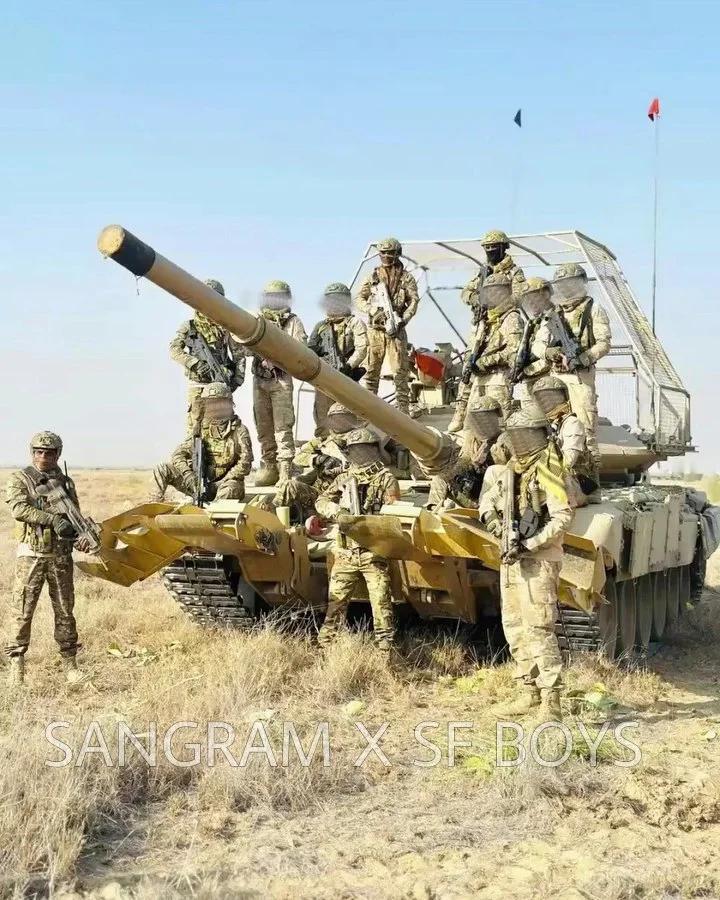 印度特种部队士兵与特90坦克坦克上装了防无人机网栅