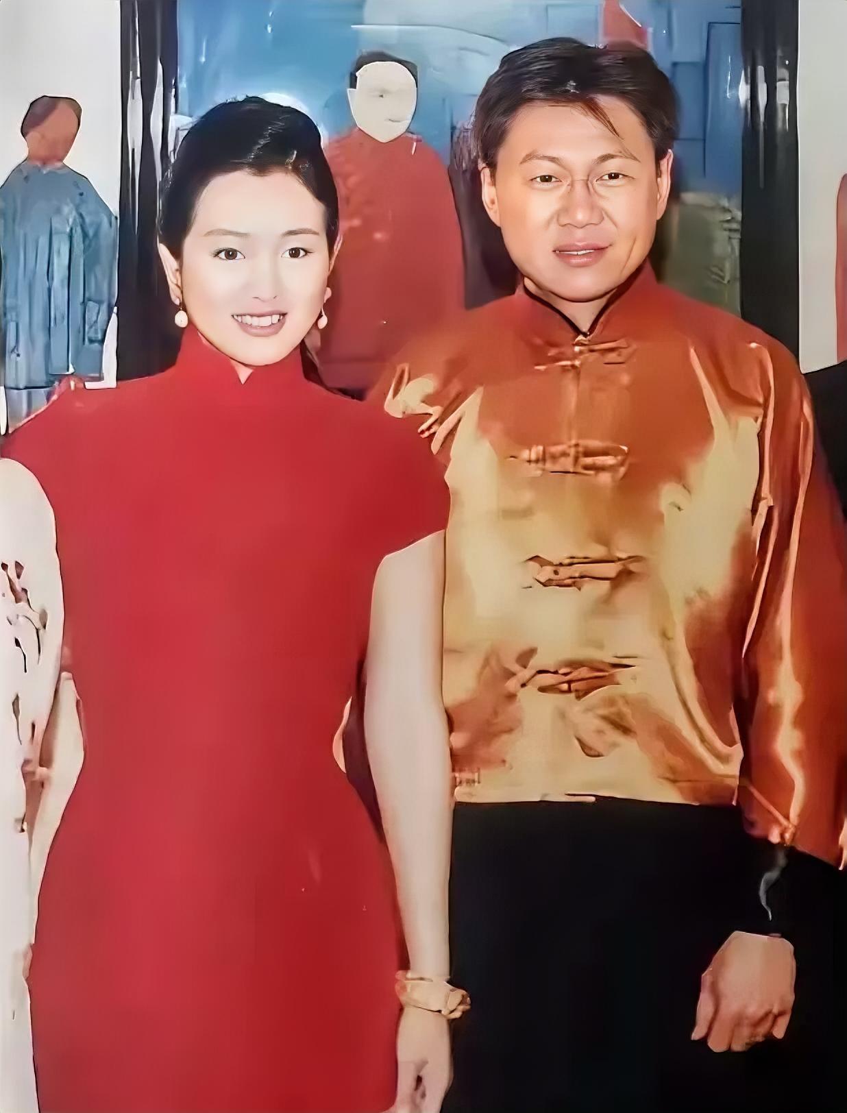 1990年，巩俐嫁给新加坡烟草大王黄和祥。那时31岁的巩俐初婚，满心期待与对方白