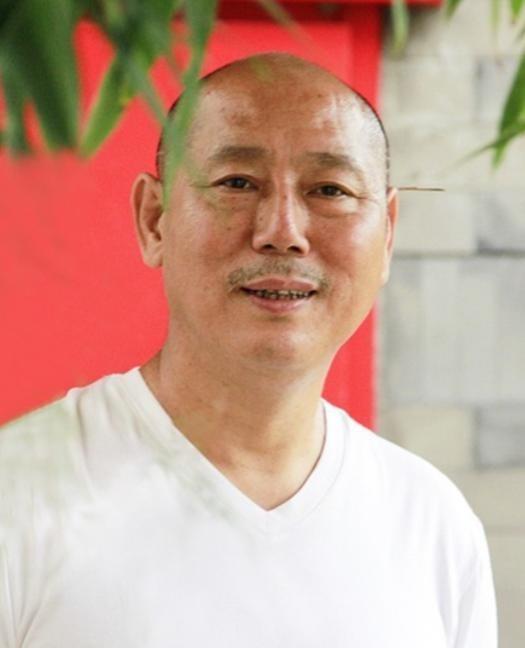 1991年，身价过亿的李诚儒，把糟糠之妻和6岁儿子赶出家门，转身娶了小18岁的女