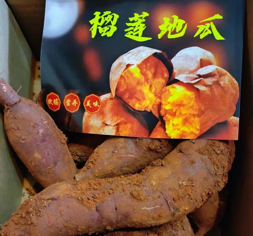 大清早我拎着大包小包勒出一手红印子推开门，还在被窝里呼呼大睡的老登眯着眼探出头，