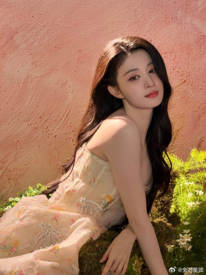 王楚然突然出现美我一下王楚然花美人更美被王楚然的颜值暴击！今日晒图突然出现，她和