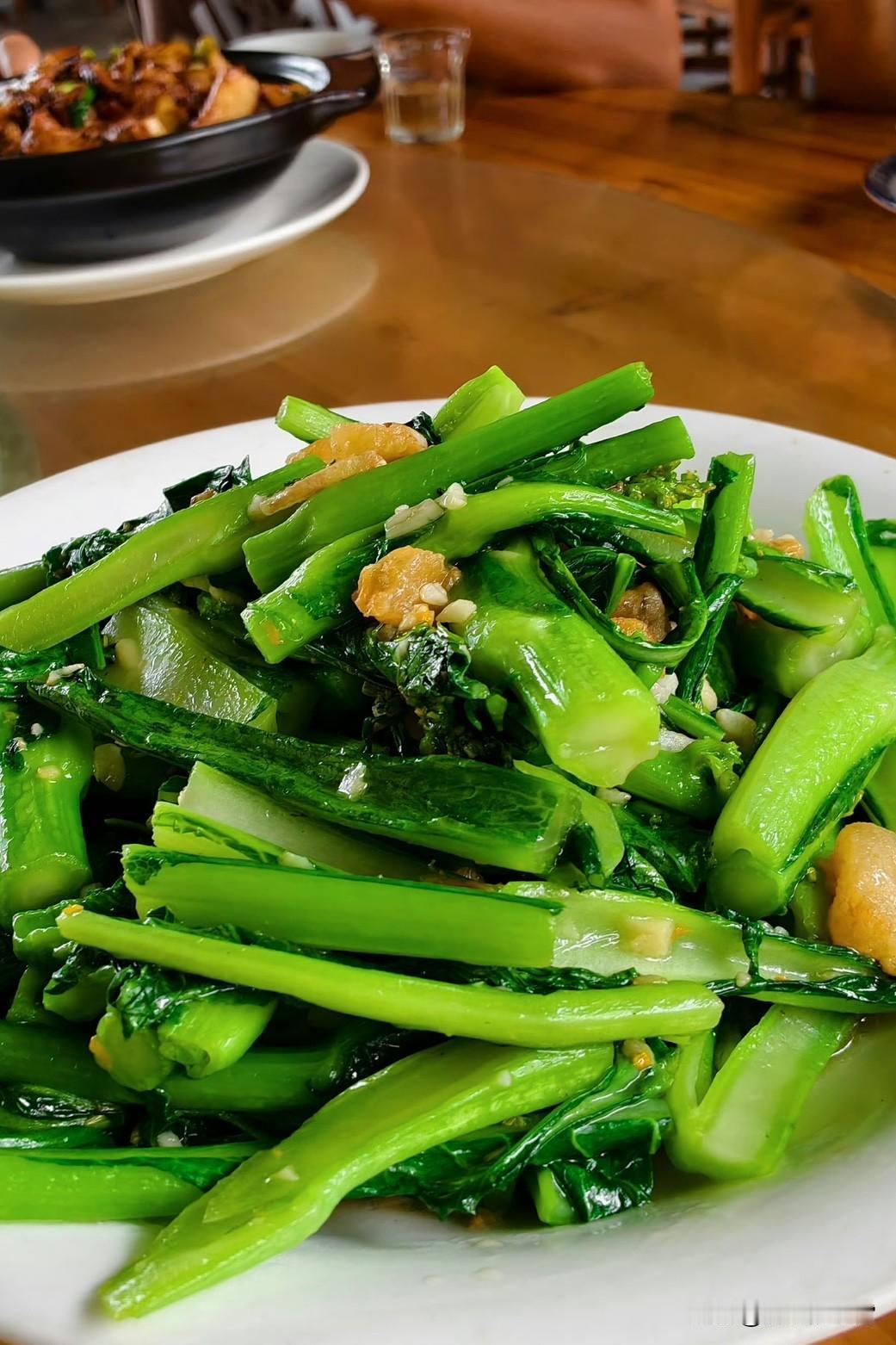 今日晚餐美食分享今晚的餐桌是鲜绿与浓酱的碰撞——清炒芥兰裹着海米的鲜，砂锅烧菜浸