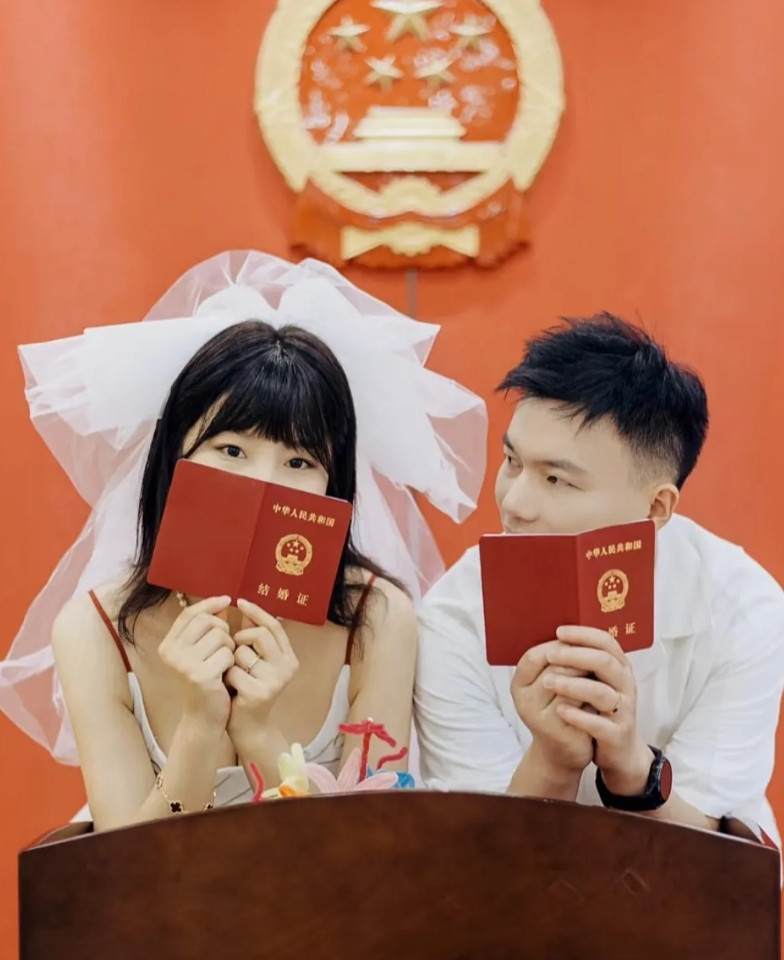 现在男人结婚风险真大，不少女人靠结婚骗彩礼。我亲戚家的儿子被骗了15万彩礼。结婚