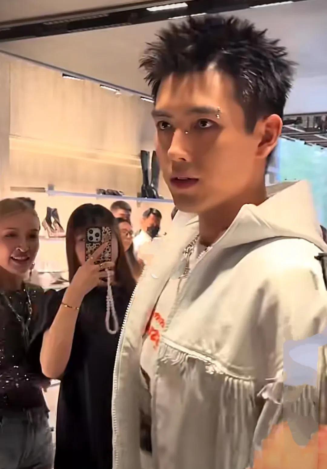 著名导演陈凯歌和第一美女陈红的儿子陈飞宇越来越帅气了，但是这鼻子上和眉稍这四颗闪