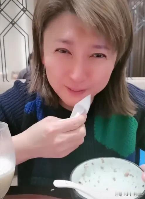 麻烦了，闫学晶将遭到代言厂商的索赔，闫学晶自己怎么也没有想到，就是在直播间里，