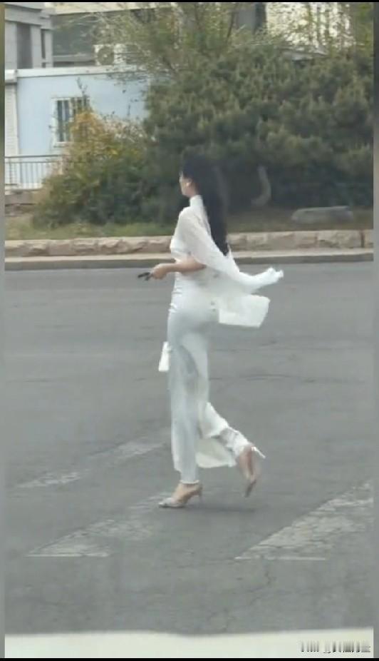 一身薄纱长裙美到窒息，走出了仙气飘飘