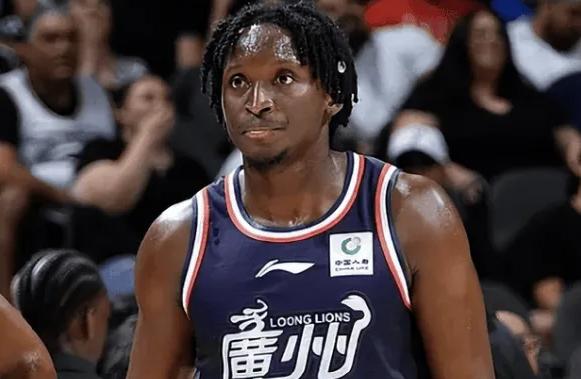 广州龙狮打快船，让奥拉迪波真真切切体验了一把什么叫“队友CBA”。40岁的保