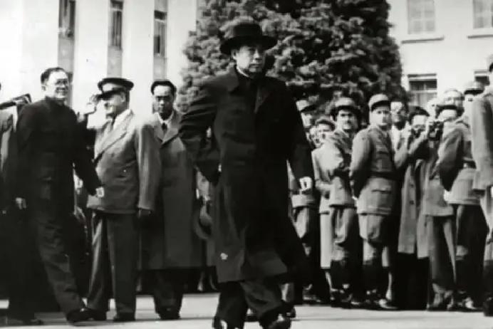 1955年的一个深夜，毛主席紧急致电周总理：“你立刻来我这里。”电话是毛主席亲自打的，见面后毛主席叫