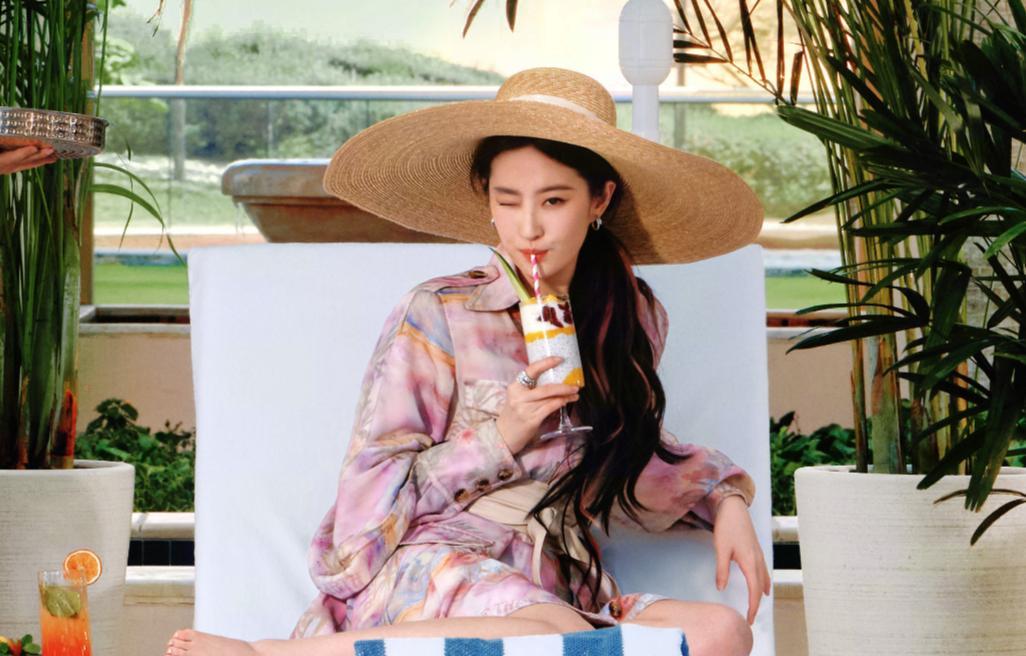 刘亦菲晒出最新的物料图，美人配美景好养眼！