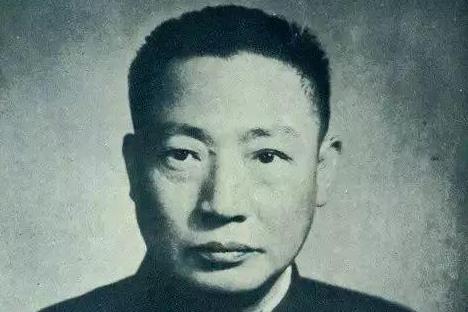 1948年8月，毛人凤得知亲信戚再玉、张亚民被抓后，打电话让淞沪警备司令部放人，