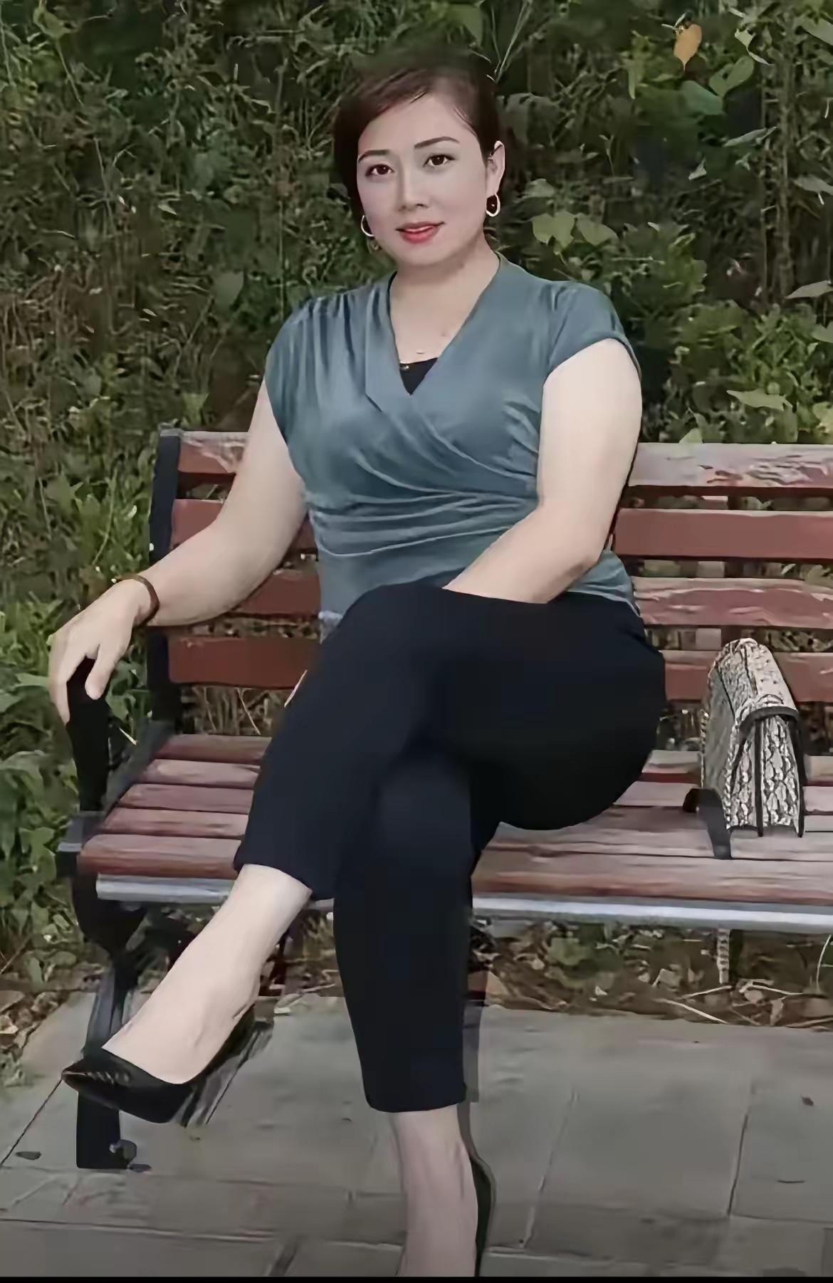 猜测漂亮阿姨今年多大岁数？相差五岁以内算我输！你敢来应战吗