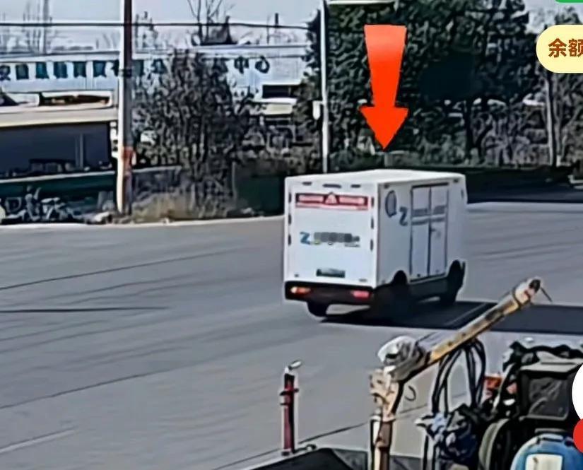 无人驾驶车与大车相撞，大车是直行，无人驾驶车右拐，大车不停的按喇叭，无人驾驶车