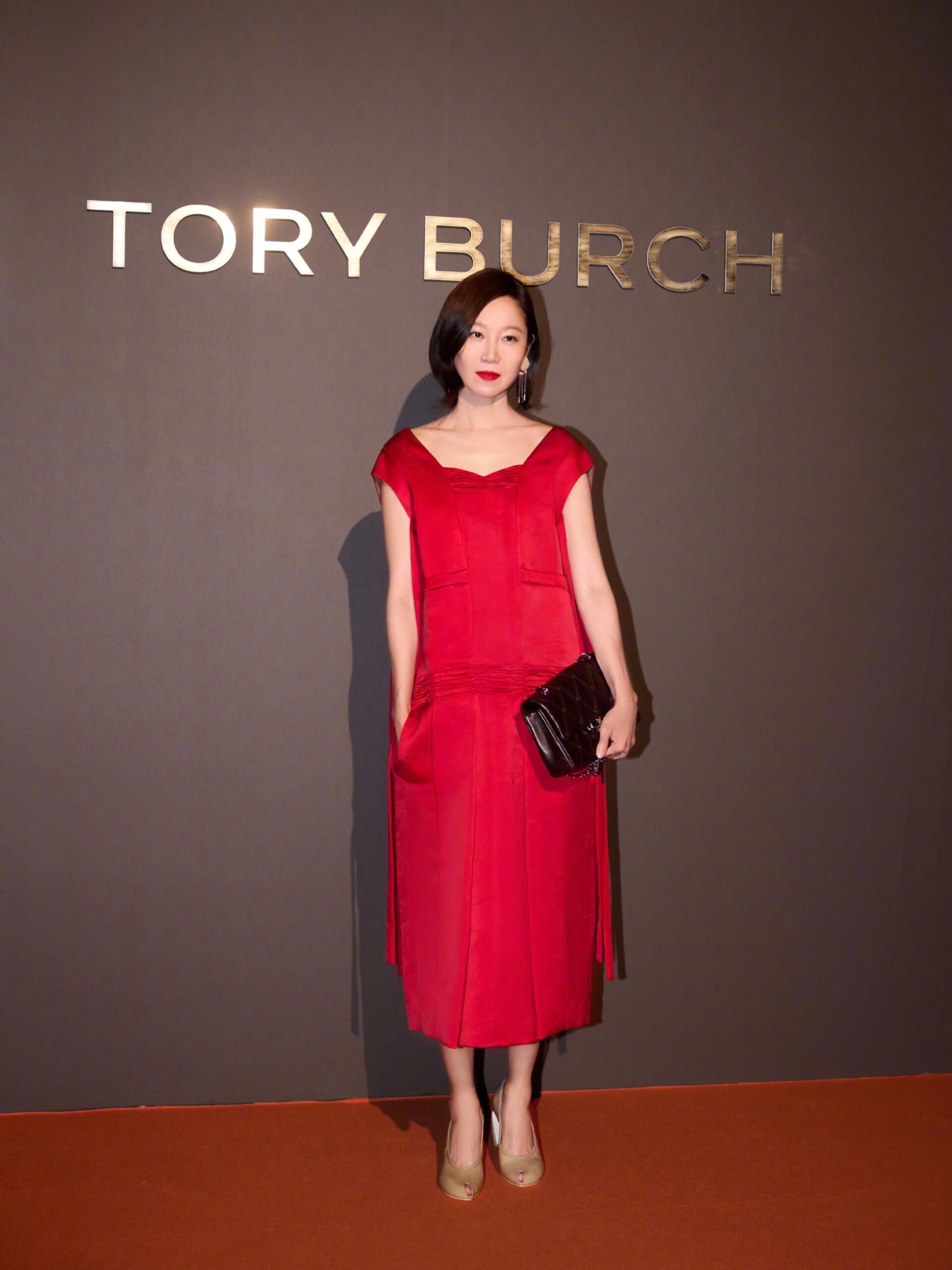 TORYBURCH2027春夏系列发布秀，头排看秀的孔晓振，身穿TORY