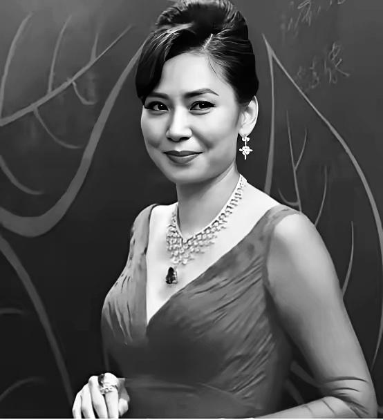 1982年，19岁的邝美云，穿着借来的裙子，站上香港选美舞台，如仙女下凡，何鸿燊