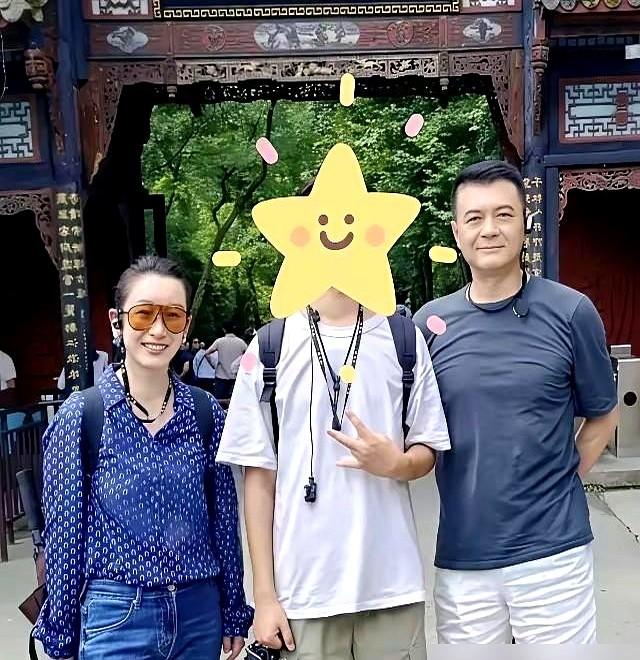 秦海璐这妈当得，真有点“狠”。儿子11岁，身高快一米七，身上却穿着平价衣服，一点