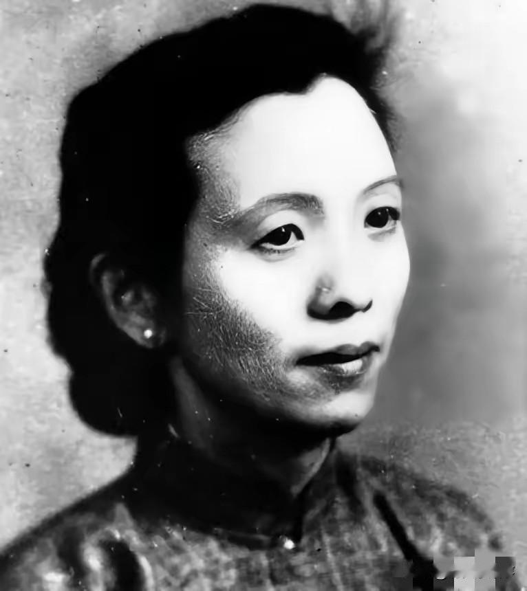 南京解后，一个阔太太乘坐吉普车来到35军军部，对门口的守卫说：