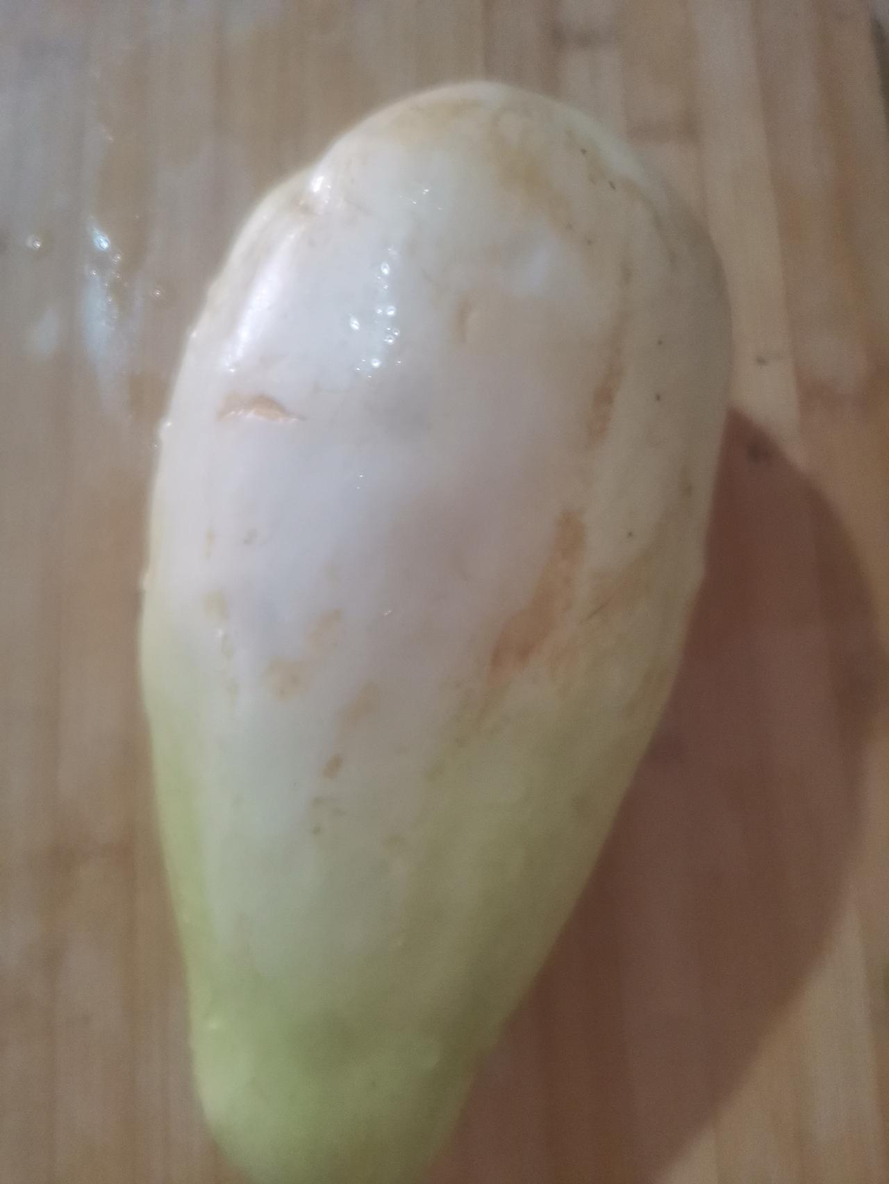 这个瓜，我妈说，买花了六、七元钱。我说，贵的话还不如买西瓜。但我妈说，西瓜