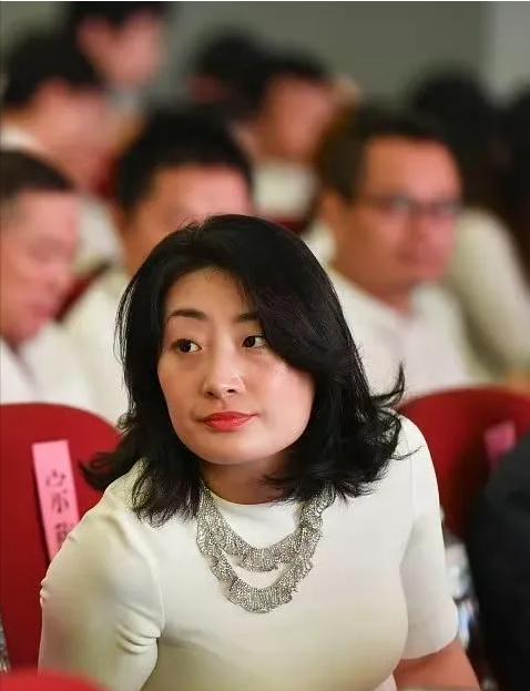 原来宗馥莉之前“又胖又土”全是造型惹的祸！不仅衣服没选对，配上这厚重齐刘海更是绝