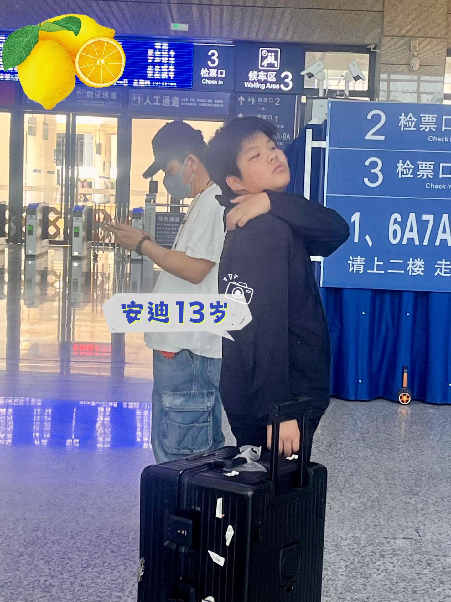 杨子带13岁大儿子去景德镇玩。安迪已经是大小伙了，爸爸看手机，他守着行...