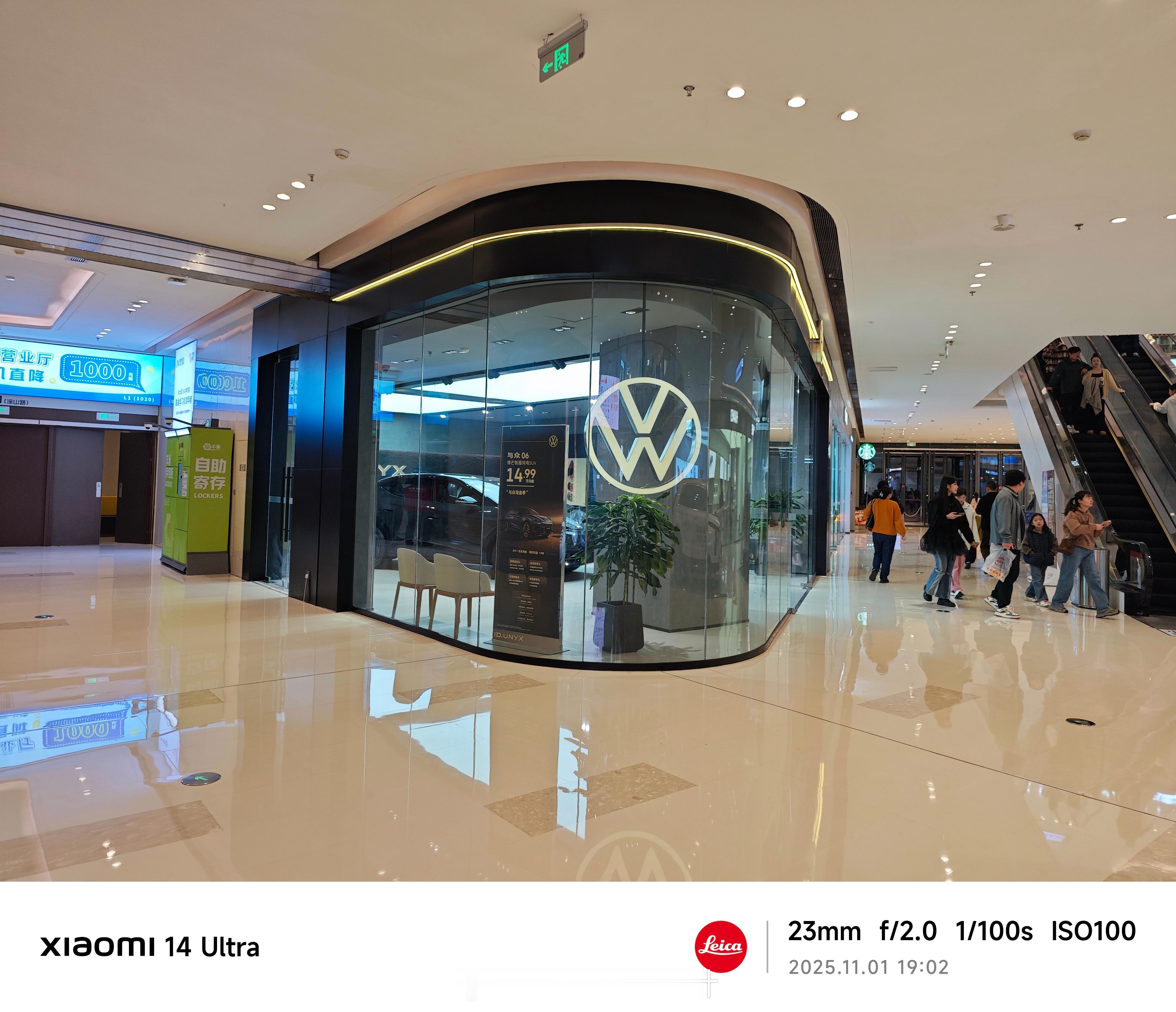 突然发现商场里开了家纯电大众门店，左边这台标配的能补贴到14万多，右边这台24万