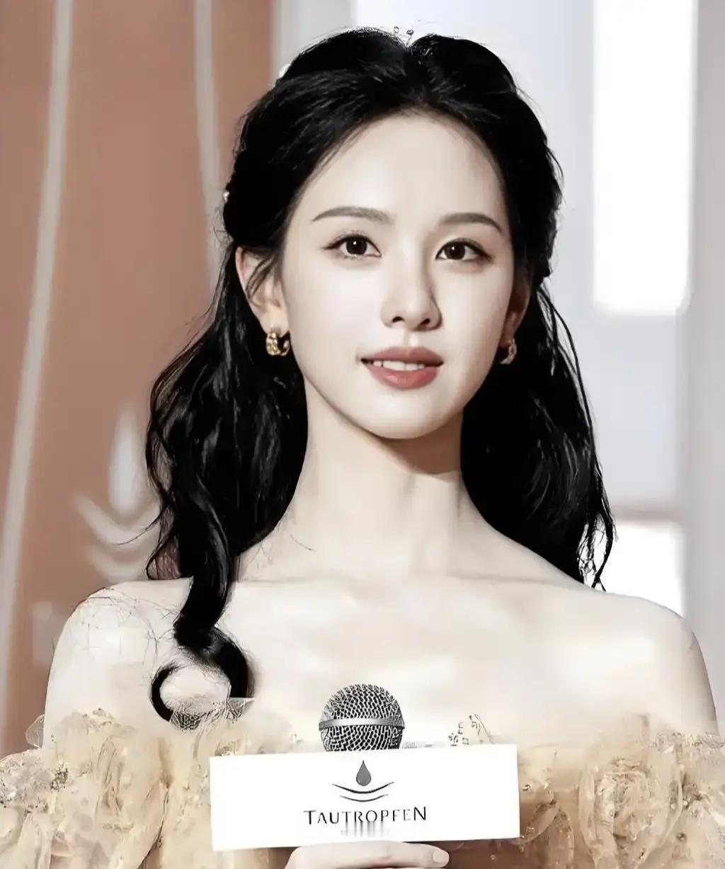 别再夸她情商高了。她这句话，差点掀了娱乐圈的桌子。去年腾讯视频星光大赏，陈